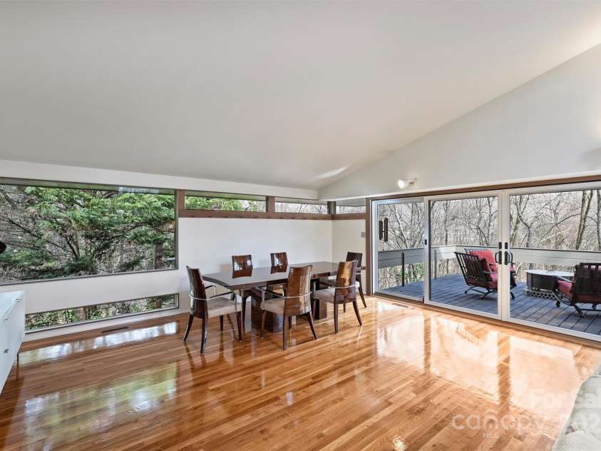 6366 Sharon Hills Road, Charlotte, NC 28210.  MLS# CAR4228866, YatesRealty ID 3359. Unique window placement allows an abundance of natural light