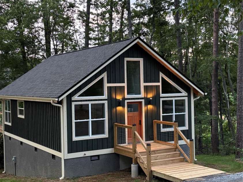 5 Bear View Drive, Hendersonville, NC 28792.  MLS# CAR4284432, YatesRealty ID 33593. 