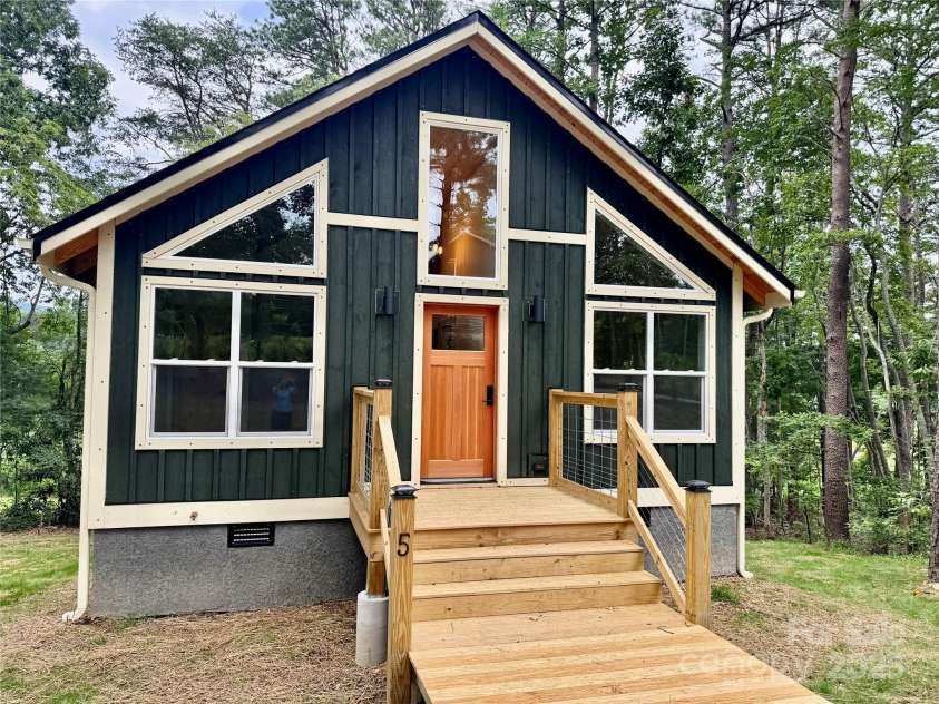 5 Bear View Drive, Hendersonville, NC 28792.  MLS# CAR4284432, YatesRealty ID 33593. 
