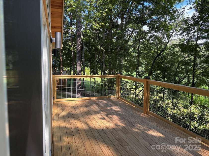 5 Bear View Drive, Hendersonville, NC 28792.  MLS# CAR4284432, YatesRealty ID 33593. 