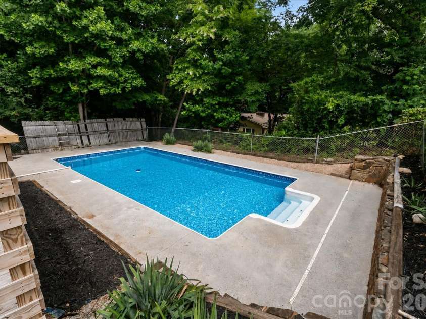 550 Arrowhead Trail, Marion, NC 28752.  MLS# CAR4396200, YatesRealty ID 33593. 