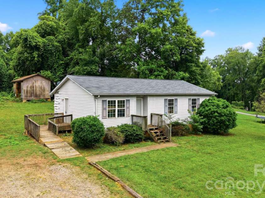 2130 Haven Circle, Lenoir, NC 28645.  MLS# CAR4389156, YatesRealty ID 33594. 