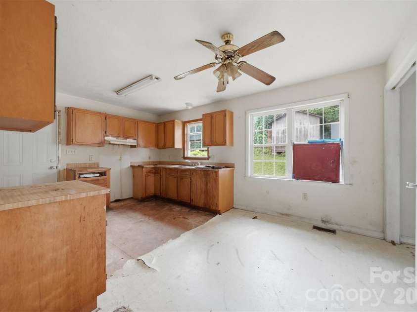 2130 Haven Circle, Lenoir, NC 28645.  MLS# CAR4389156, YatesRealty ID 33594. 
