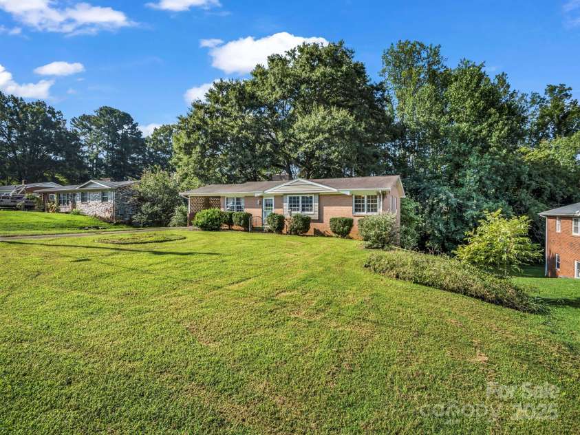 202 Kenwood Drive, Shelby, NC 28150.  MLS# CAR4291896, YatesRealty ID 33595. 