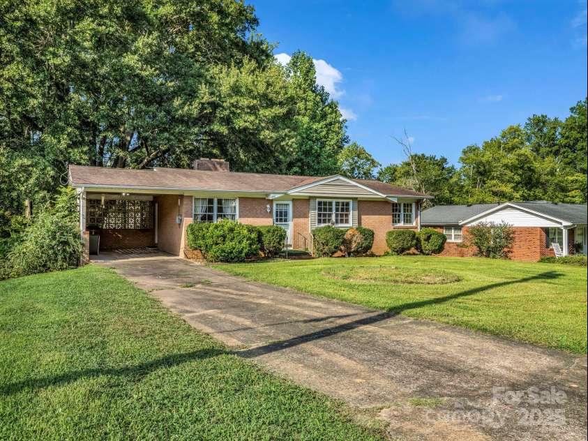 202 Kenwood Drive, Shelby, NC 28150.  MLS# CAR4291896, YatesRealty ID 33595. 