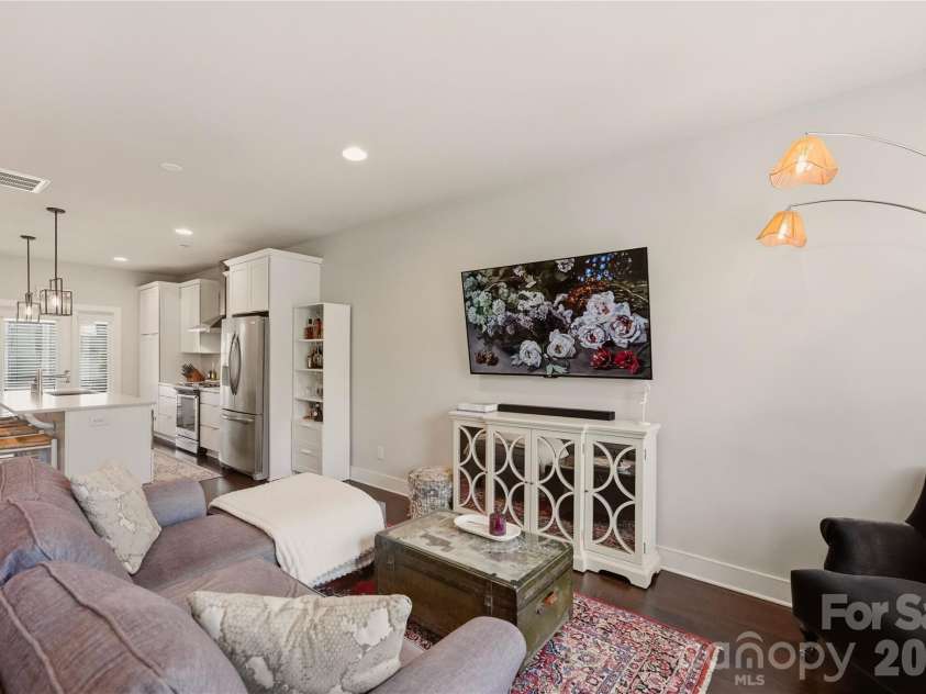 1747 Cannon View Lane, Charlotte, NC 28208.  MLS# CAR4389872, YatesRealty ID 33599. 