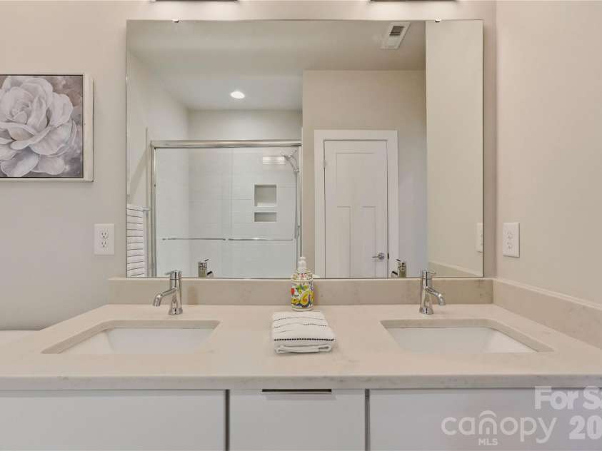 1747 Cannon View Lane, Charlotte, NC 28208.  MLS# CAR4389872, YatesRealty ID 33599. 