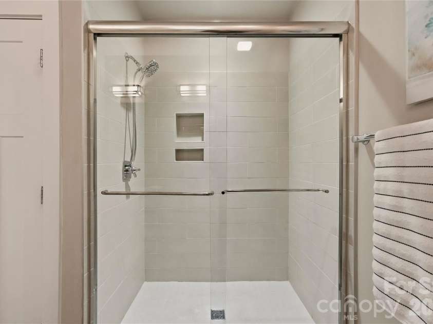 1747 Cannon View Lane, Charlotte, NC 28208.  MLS# CAR4389872, YatesRealty ID 33599. 