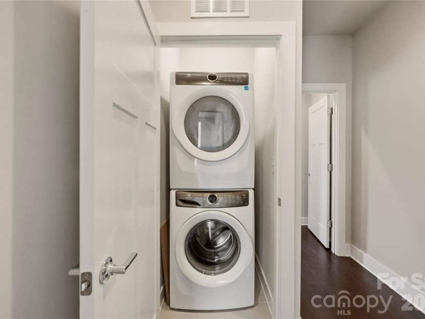 1747 Cannon View Lane, Charlotte, NC 28208.  MLS# CAR4389872, YatesRealty ID 33599. 