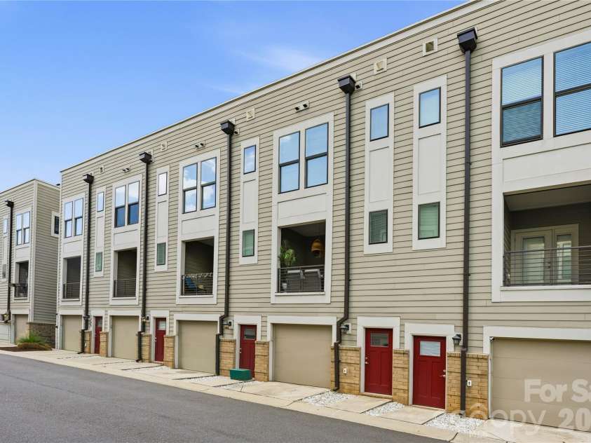 1747 Cannon View Lane, Charlotte, NC 28208.  MLS# CAR4389872, YatesRealty ID 33599. 