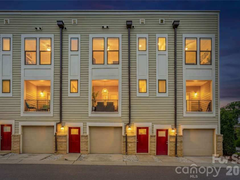 1747 Cannon View Lane, Charlotte, NC 28208.  MLS# CAR4389872, YatesRealty ID 33599. 