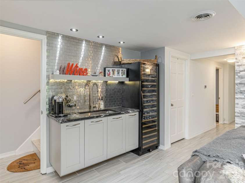 30 Fairway Drive, Etowah, NC 28729.  MLS# CAR4342625, YatesRealty ID 3360. Wet Bar in family room