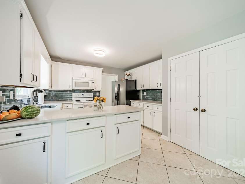 7309 Leesburg Road, Charlotte, NC 28215.  MLS# CAR4279277, YatesRealty ID 33600. 