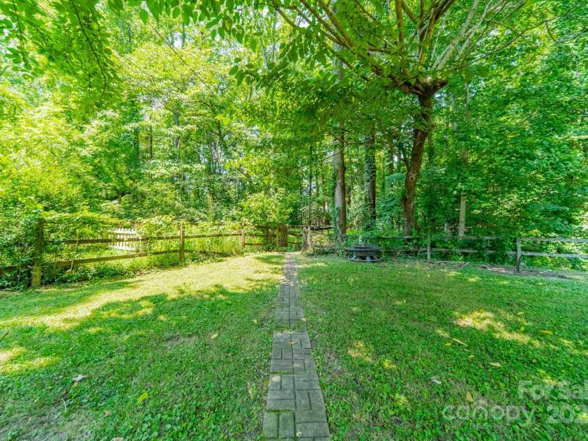 7309 Leesburg Road, Charlotte, NC 28215.  MLS# CAR4279277, YatesRealty ID 33600. 