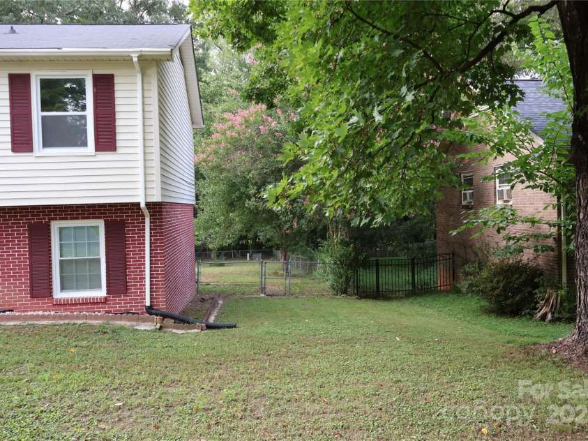 6727 Cedar Springs Road, Charlotte, NC 28212.  MLS# CAR4291114, YatesRealty ID 33601. 