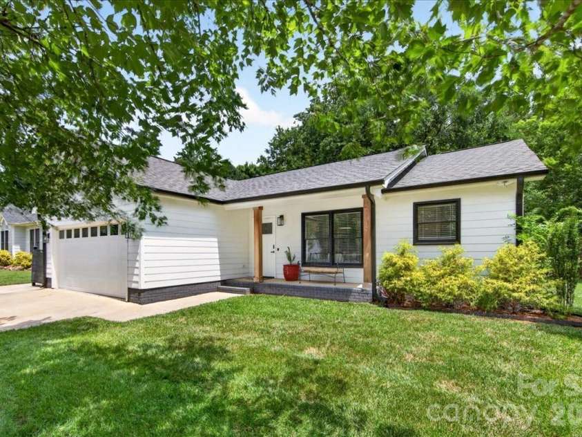 8610 Brookstead Drive, Charlotte, NC 28215.  MLS# CAR4396459, YatesRealty ID 33603. 