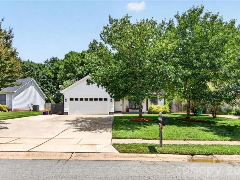8610 Brookstead Drive, Charlotte, NC 28215.  MLS# CAR4396459, YatesRealty ID 33603. 
