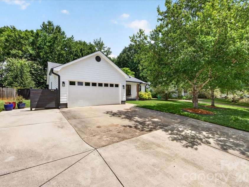 8610 Brookstead Drive, Charlotte, NC 28215.  MLS# CAR4396459, YatesRealty ID 33603. 