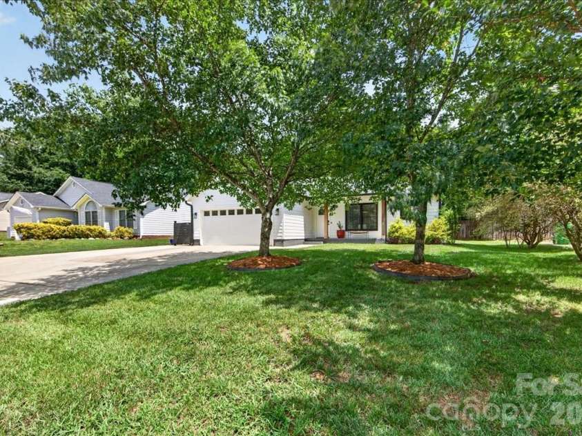 8610 Brookstead Drive, Charlotte, NC 28215.  MLS# CAR4396459, YatesRealty ID 33603. 