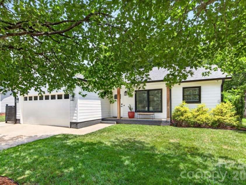 8610 Brookstead Drive, Charlotte, NC 28215.  MLS# CAR4396459, YatesRealty ID 33603. 