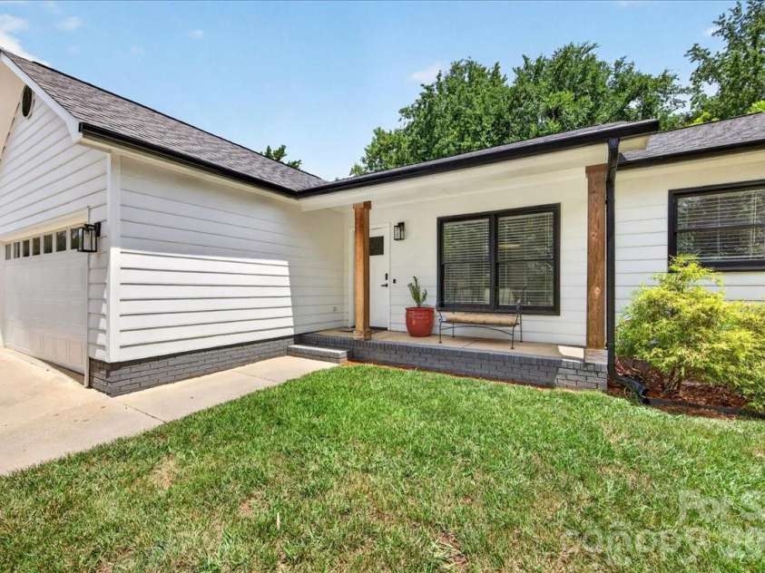 8610 Brookstead Drive, Charlotte, NC 28215.  MLS# CAR4396459, YatesRealty ID 33603. 