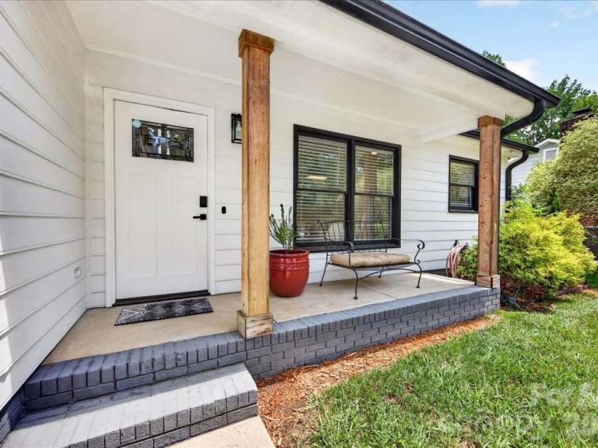 8610 Brookstead Drive, Charlotte, NC 28215.  MLS# CAR4396459, YatesRealty ID 33603. 