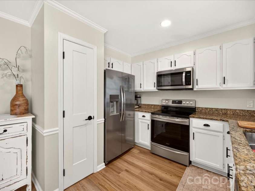 8610 Brookstead Drive, Charlotte, NC 28215.  MLS# CAR4396459, YatesRealty ID 33603. 