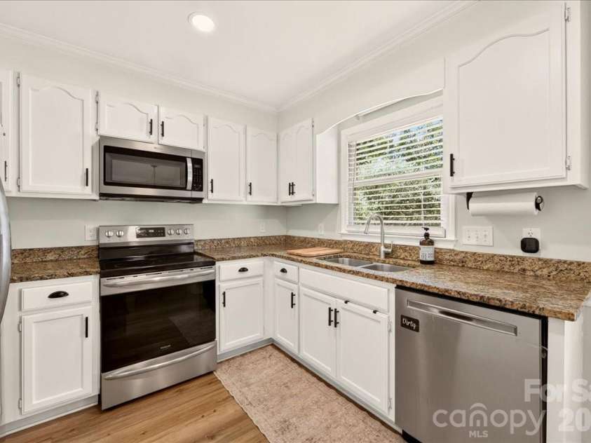 8610 Brookstead Drive, Charlotte, NC 28215.  MLS# CAR4396459, YatesRealty ID 33603. 