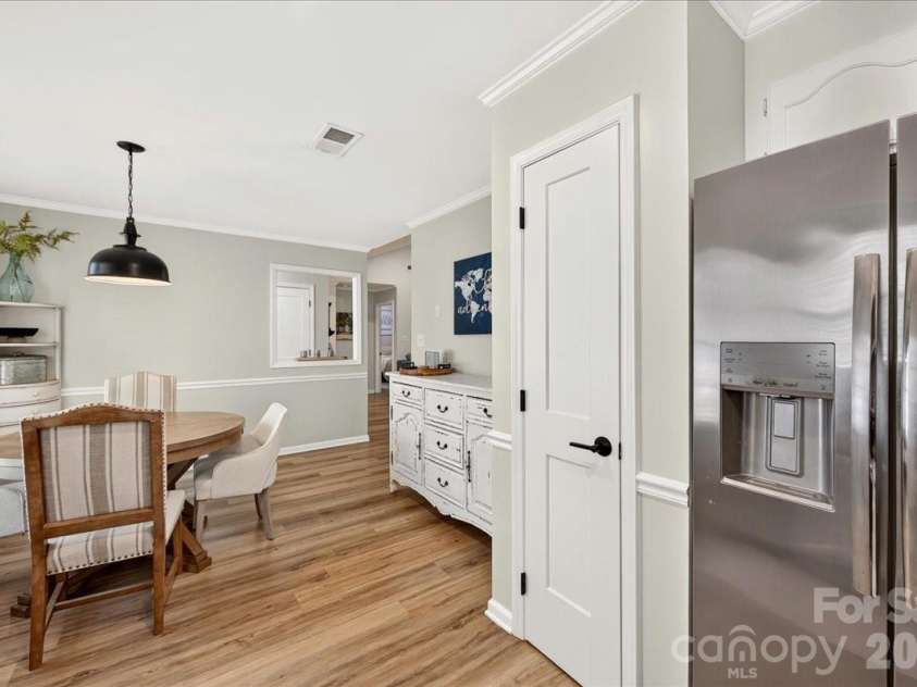 8610 Brookstead Drive, Charlotte, NC 28215.  MLS# CAR4396459, YatesRealty ID 33603. 