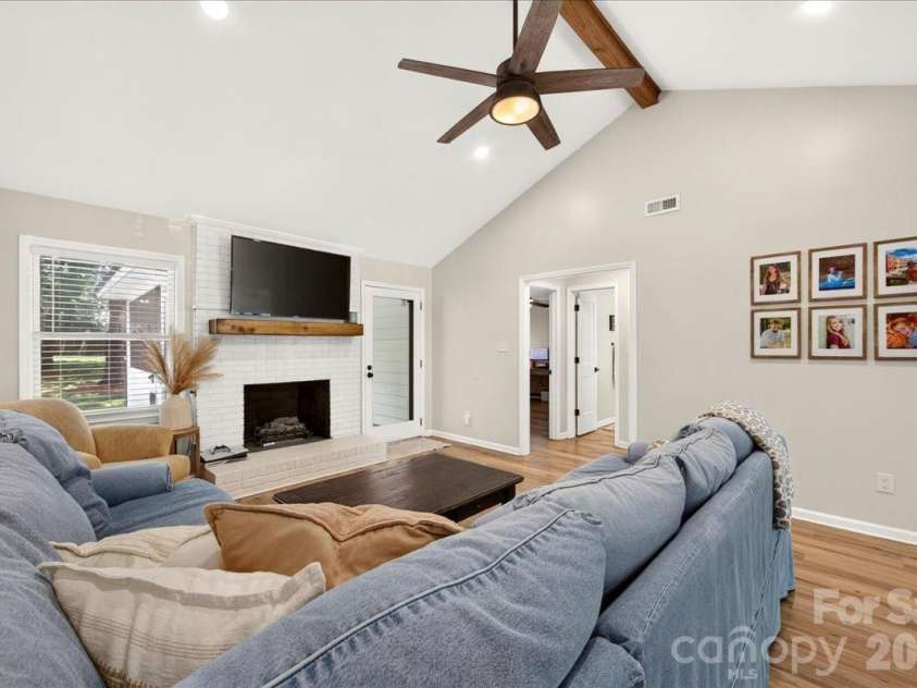 8610 Brookstead Drive, Charlotte, NC 28215.  MLS# CAR4396459, YatesRealty ID 33603. 