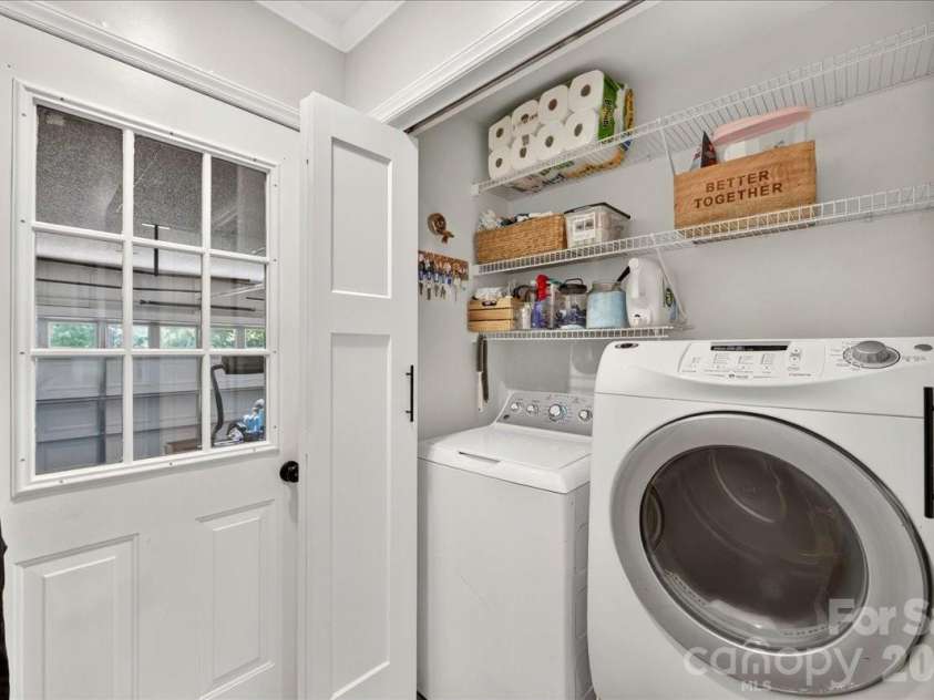 8610 Brookstead Drive, Charlotte, NC 28215.  MLS# CAR4396459, YatesRealty ID 33603. 