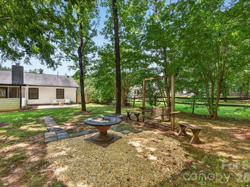 8610 Brookstead Drive, Charlotte, NC 28215.  MLS# CAR4396459, YatesRealty ID 33603. 