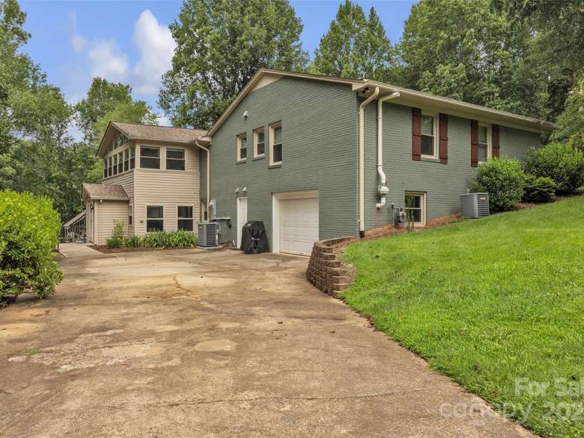 1060 26th Avenue, Hickory, NC 28601.  MLS# CAR4290821, YatesRealty ID 33605. 