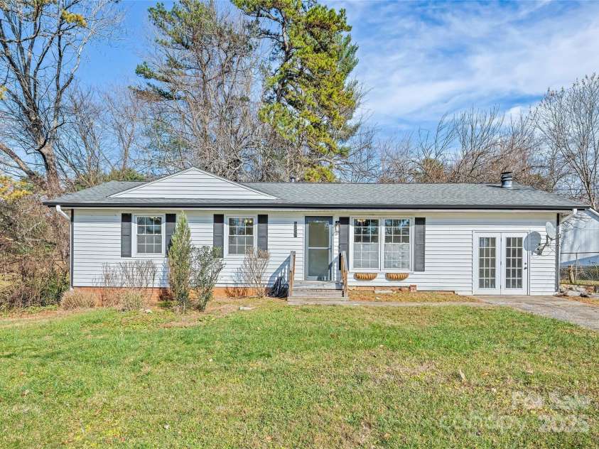 129 Willowbrook Road, Hendersonville, NC 28792.  MLS# CAR4324959, YatesRealty ID 33607. 