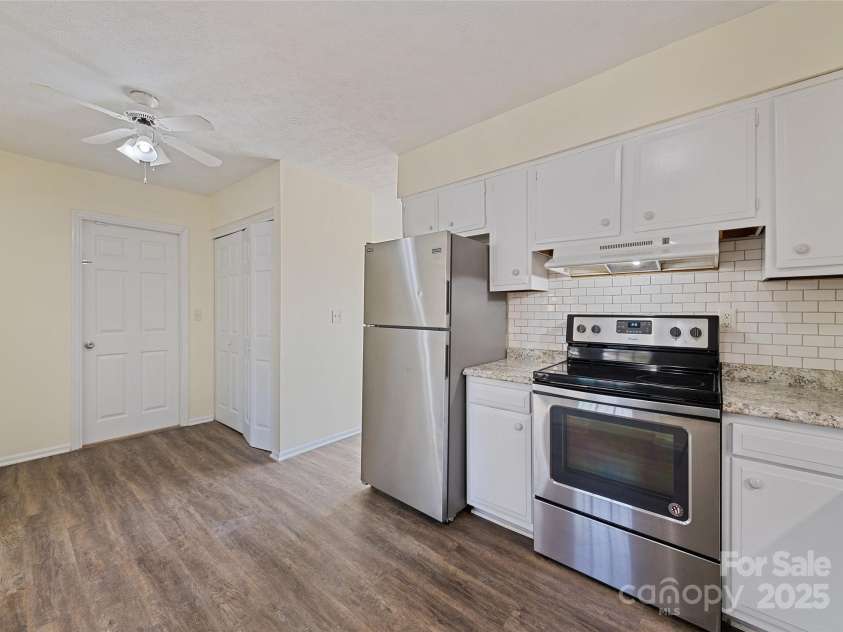 129 Willowbrook Road, Hendersonville, NC 28792.  MLS# CAR4324959, YatesRealty ID 33607. Kitchen