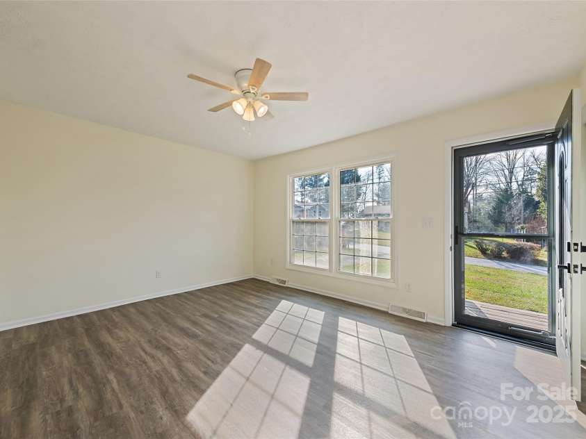 129 Willowbrook Road, Hendersonville, NC 28792.  MLS# CAR4324959, YatesRealty ID 33607. Living Room 3