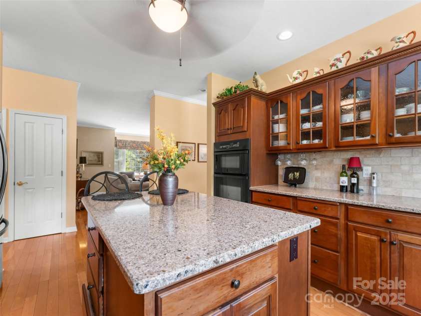 35 Beaumont Drive, Hendersonville, NC 28739.  MLS# CAR4293793, YatesRealty ID 33609. 