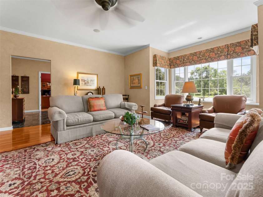 35 Beaumont Drive, Hendersonville, NC 28739.  MLS# CAR4293793, YatesRealty ID 33609. Lliving Room