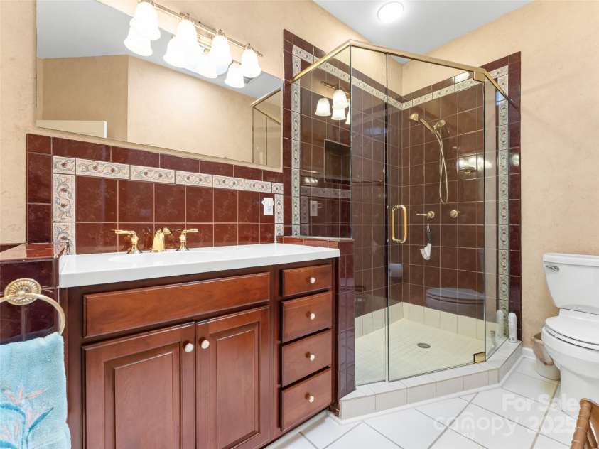 35 Beaumont Drive, Hendersonville, NC 28739.  MLS# CAR4293793, YatesRealty ID 33609. Primary Ensuite w/ shower