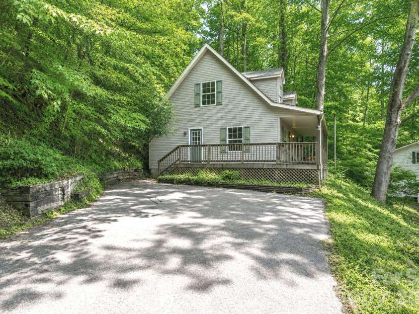 42 Greenview Drive, Maggie Valley, NC 28751.  MLS# CAR4376874, YatesRealty ID 3361. 
