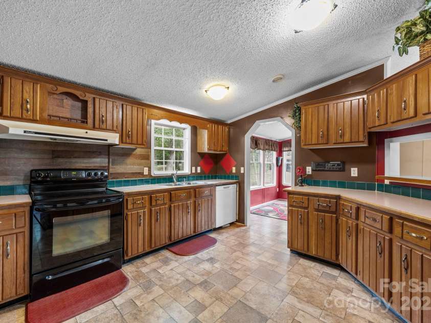 573 Deep Gap Loop Road, Flat Rock, NC 28731.  MLS# CAR4295094, YatesRealty ID 33611. Kitchen