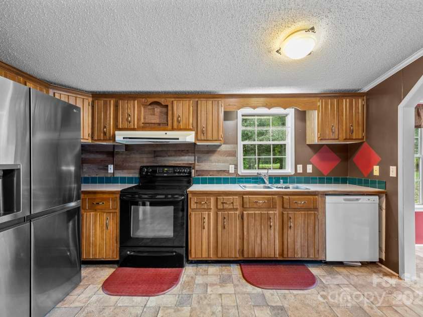 573 Deep Gap Loop Road, Flat Rock, NC 28731.  MLS# CAR4295094, YatesRealty ID 33611. Kitchen