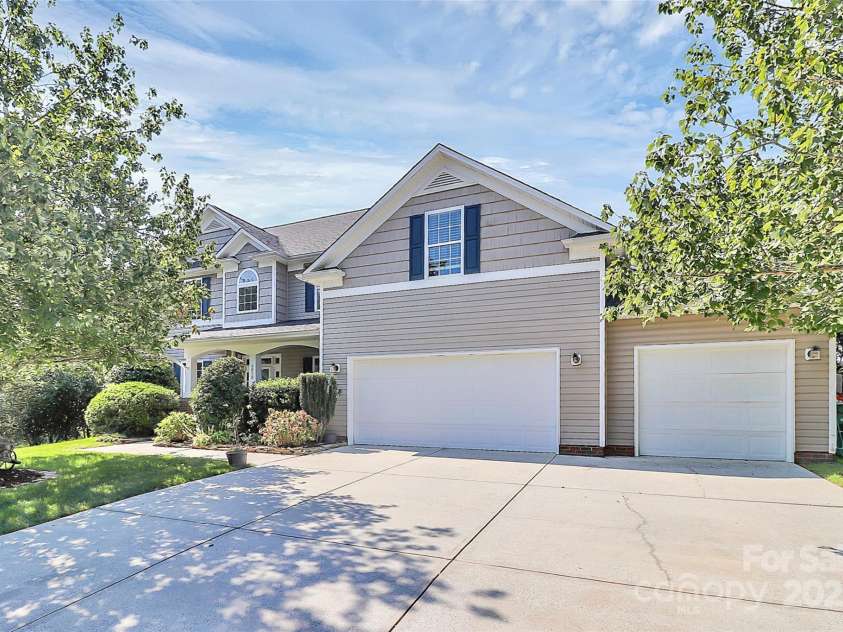 6028 Zinnia Drive, Matthews, NC 28104.  MLS# CAR4264987, YatesRealty ID 33612. 