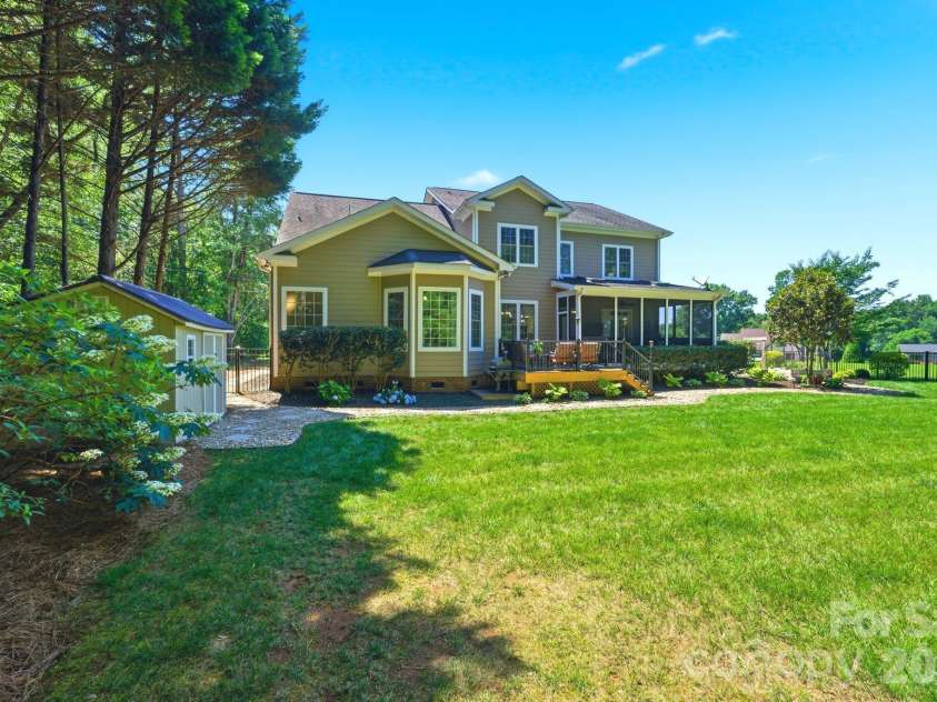 16000 Sunset Drive, Huntersville, NC 28078.  MLS# CAR4389802, YatesRealty ID 33616. 