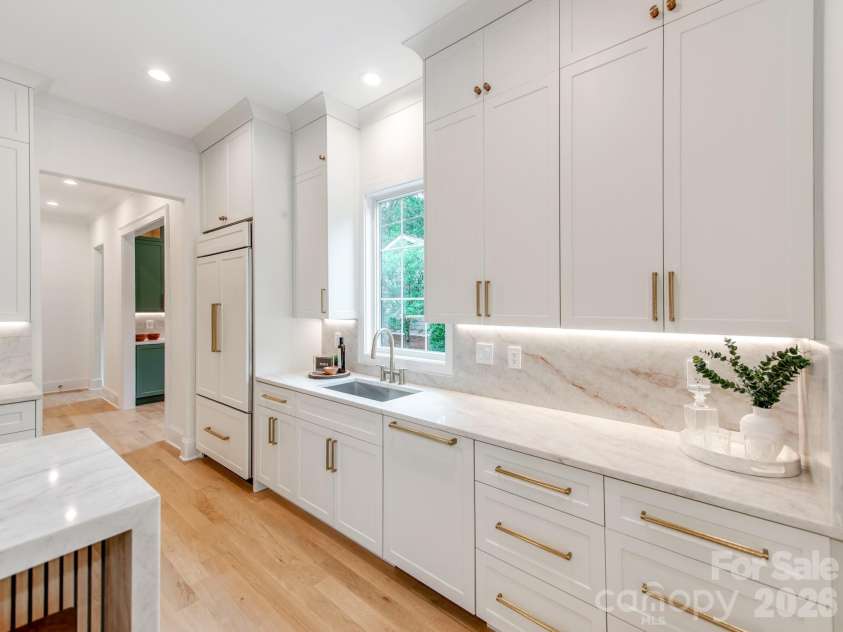 4627 Water Oak Road, Charlotte, NC 28211.  MLS# CAR4390042, YatesRealty ID 33618. 