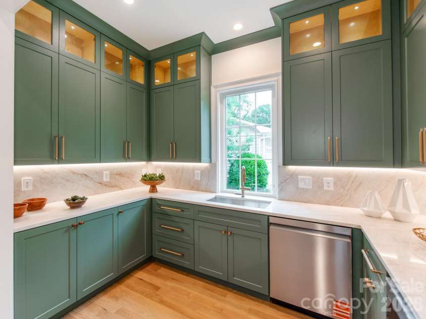 4627 Water Oak Road, Charlotte, NC 28211.  MLS# CAR4390042, YatesRealty ID 33618. 
