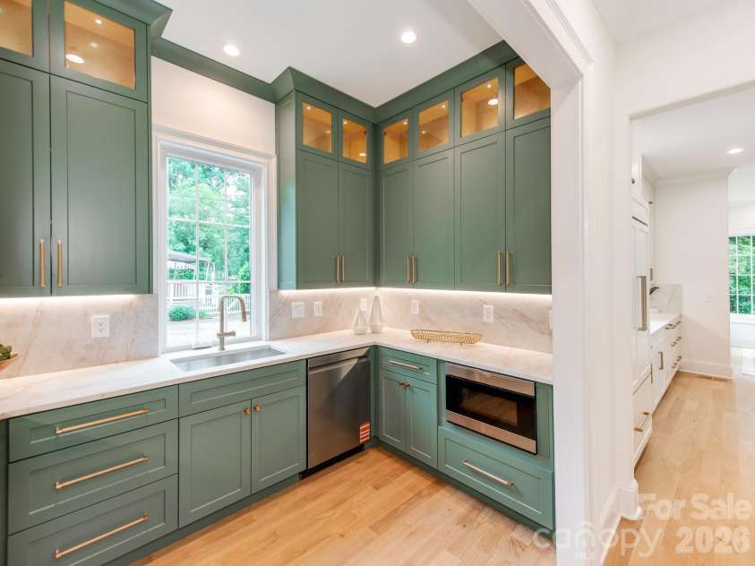 4627 Water Oak Road, Charlotte, NC 28211.  MLS# CAR4390042, YatesRealty ID 33618. 