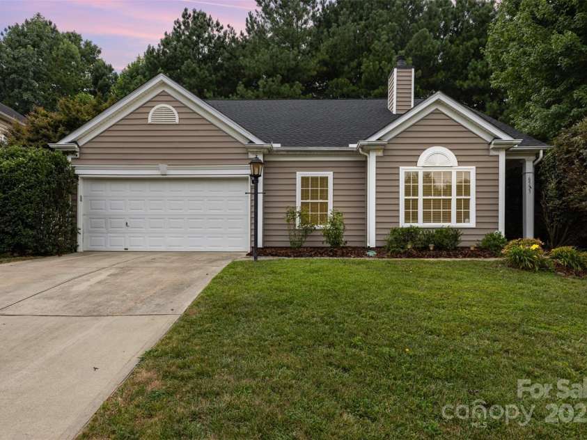 6533 Falls Lake Drive, Charlotte, NC 28270.  MLS# CAR4279086, YatesRealty ID 33618. 