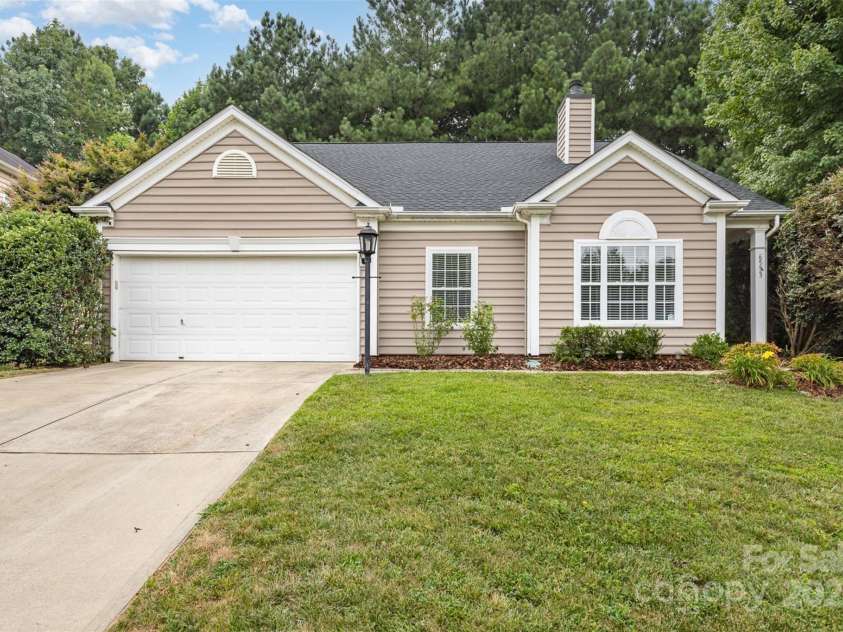 6533 Falls Lake Drive, Charlotte, NC 28270.  MLS# CAR4279086, YatesRealty ID 33618. 