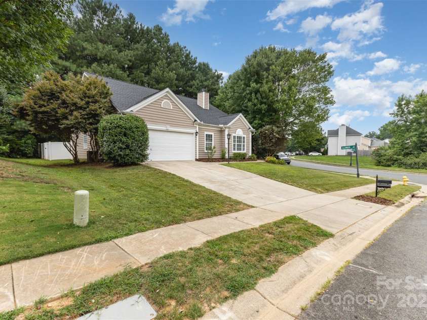 6533 Falls Lake Drive, Charlotte, NC 28270.  MLS# CAR4279086, YatesRealty ID 33618. 